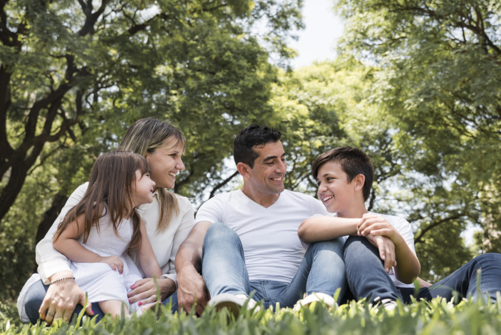 Una familia conviviendo, con salud y en armonía.