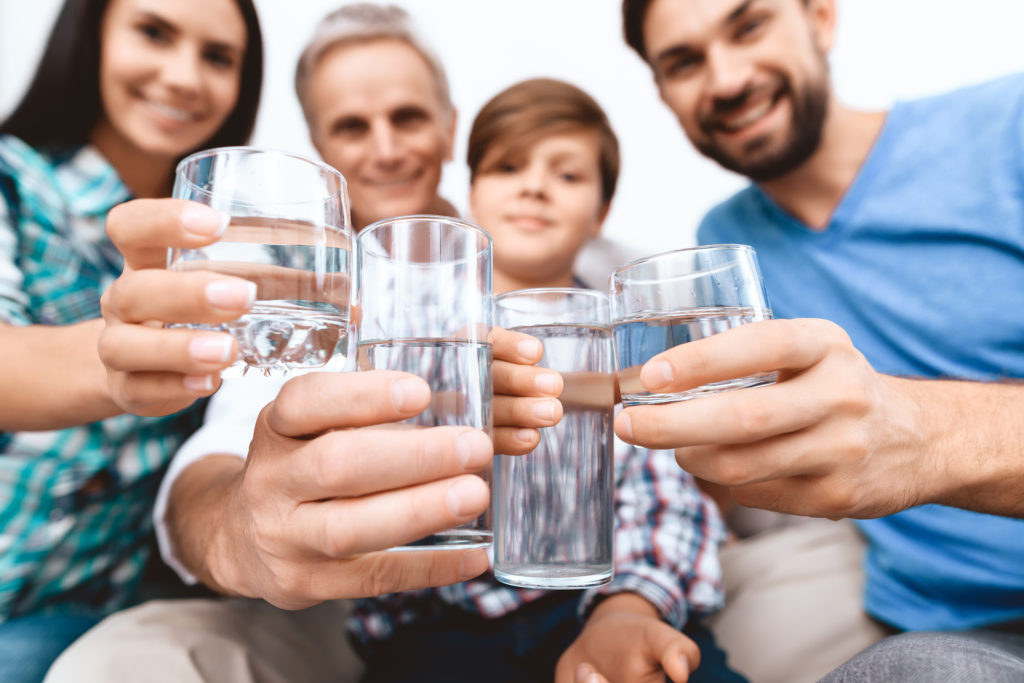 Todos debemos tomar agua.